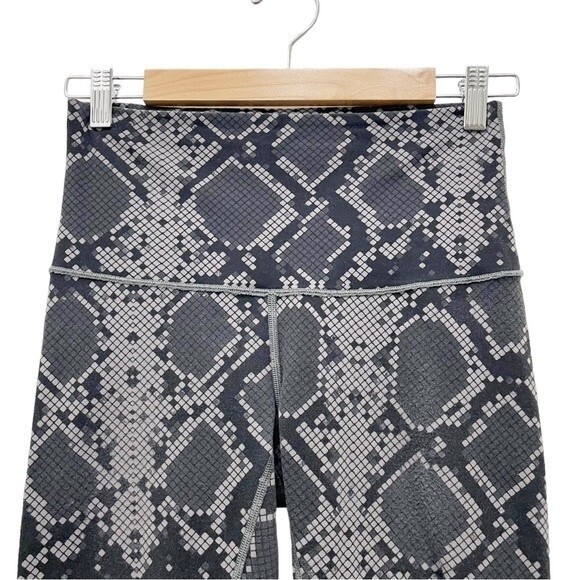 Lululemon Leggings Wunder Under High Rise Crop Ziggy Snake Slate Coal Size 6 - Picture 5 of 14